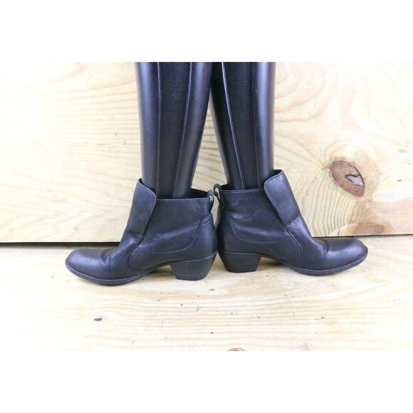 Born Boots Womens 8 Black Leather Ankle Bootie Slip On Moto Biker - Picture 3 of 8